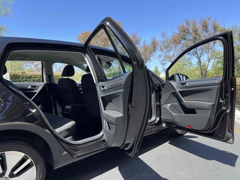Used 2019 Volkswagen e-Golf SE w/ Driver Assistance Package FWD image 54