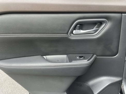 Used 2021 Nissan Rogue SV w/ Premium Package FWD image 16