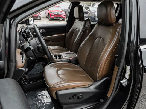 Used 2018 Chrysler Pacifica Limited image 39