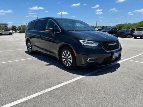 Used 2023 Chrysler Pacifica Touring-L FWD image 7