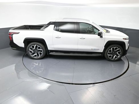 New 2025 Chevrolet Silverado EV RST image 38