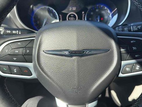 Used 2023 Chrysler Pacifica Touring-L image 16