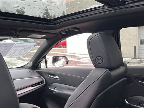 Used 2024 Cadillac XT4 Premium Luxury image 32