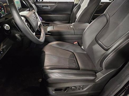 Used 2025 INFINITI QX80 Sensory image 17