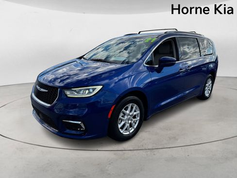 Used 2021 Chrysler Pacifica Touring-L w/ Uconnect Theater Family Group image 7