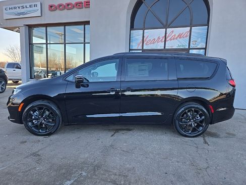 New 2026 Chrysler Pacifica Select w/ S Appearance Package image 5