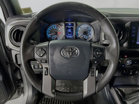 Used 2018 Toyota Tacoma TRD Off-Road w/ Technology Package AWD/4WD image 12