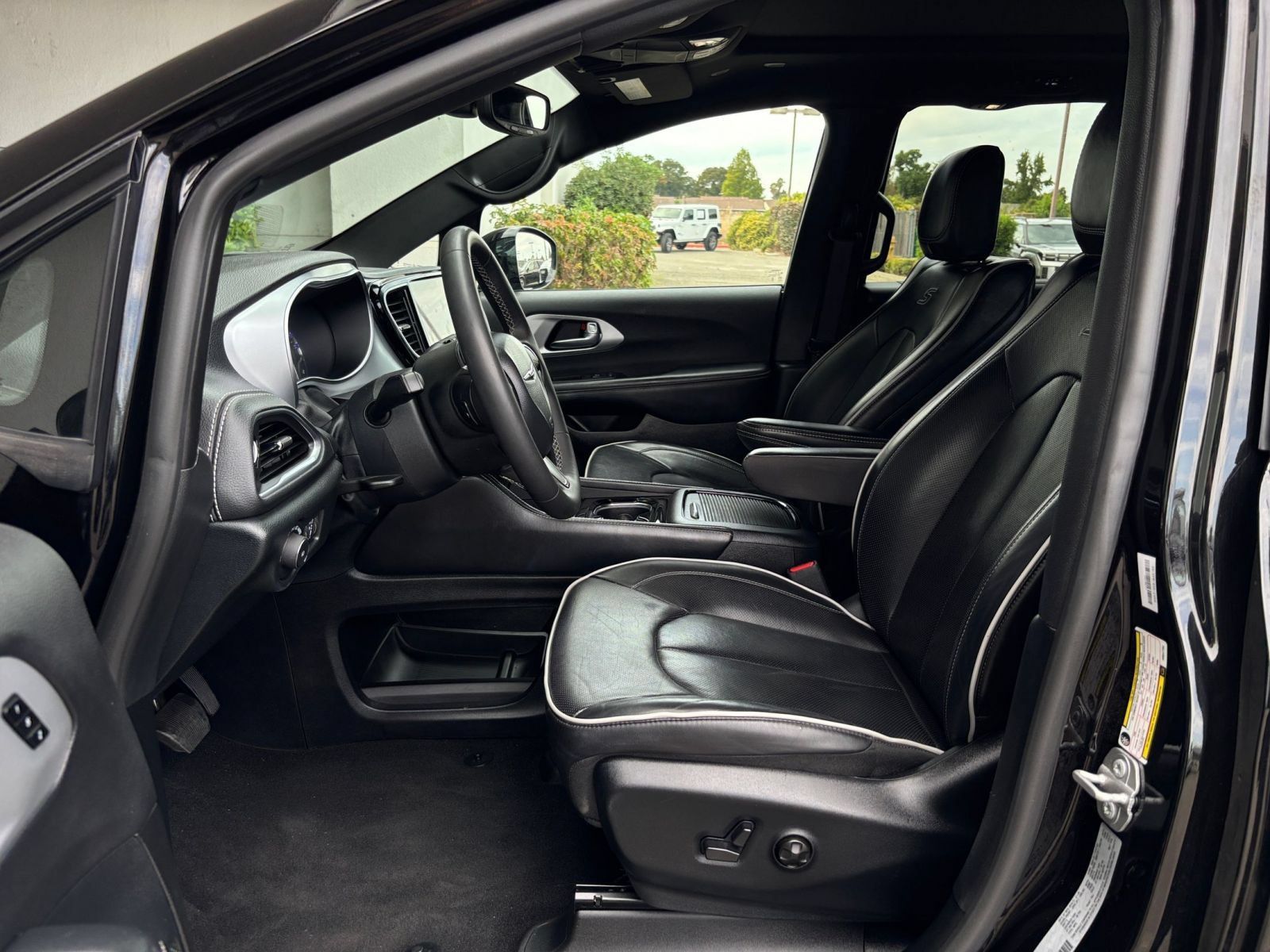 Used 2025 Chrysler Pacifica Limited FWD image 29