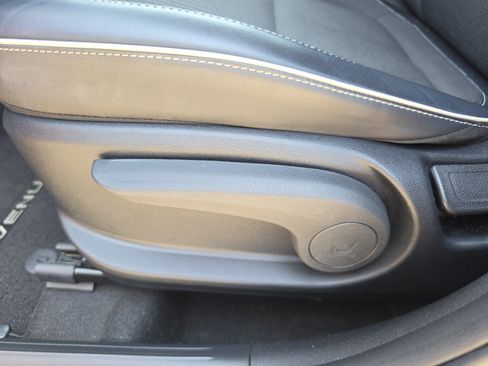 Used 2023 Hyundai Venue Limited FWD image 9