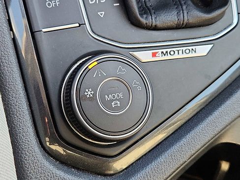 Used 2018 Volkswagen Tiguan S image 22