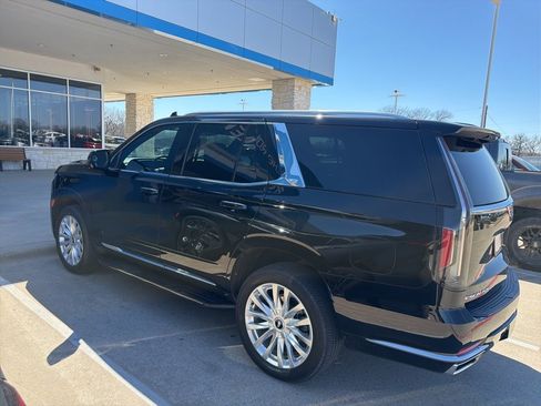 Used 2024 Cadillac Escalade Luxury image 3