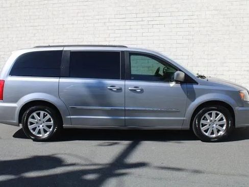 Used 2015 Chrysler Town & Country Touring image 3