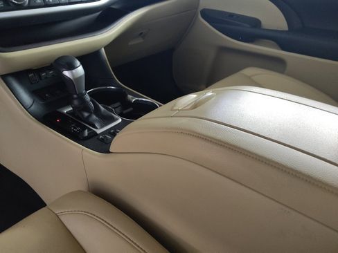 Used 2019 Toyota Highlander SE image 26