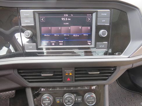 Used 2019 Volkswagen Jetta SE image 17