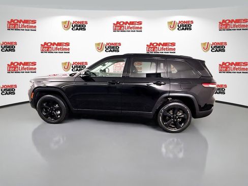 Used 2023 Jeep Grand Cherokee Limited w/ Black Appearance Package image 14