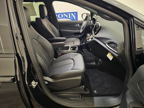 New 2026 Chrysler Pacifica Select image 28