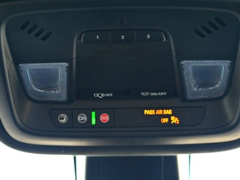 Used 2023 Chevrolet Traverse LT image 30