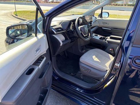 Used 2021 Toyota Sienna LE image 12