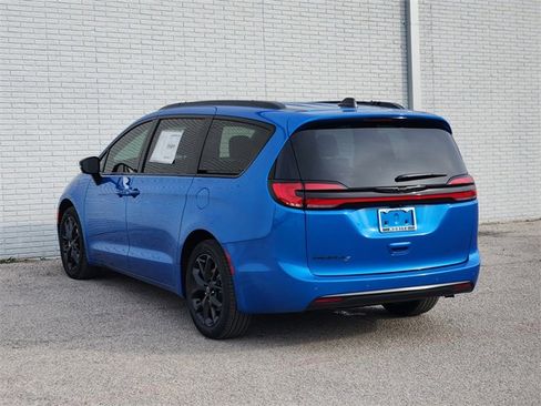 New 2026 Chrysler Pacifica Select image 3