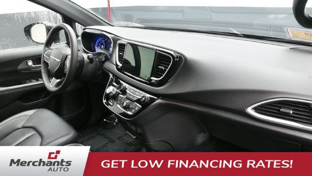 Used 2025 Chrysler Pacifica Select FWD image 16