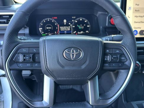 Used 2025 Toyota Tacoma TRD Off-Road image 15