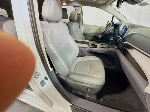 Certified 2022 Toyota Sienna XLE FWD image 25
