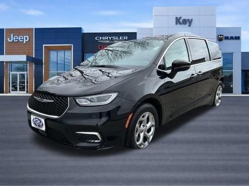 Used 2024 Chrysler Pacifica Limited FWD image 2