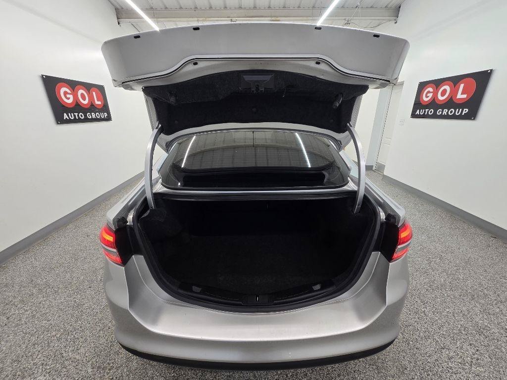 Used 2018 Ford Fusion SE FWD image 15