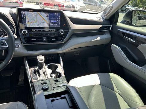 Used 2021 Toyota Highlander Limited AWD/4WD image 18