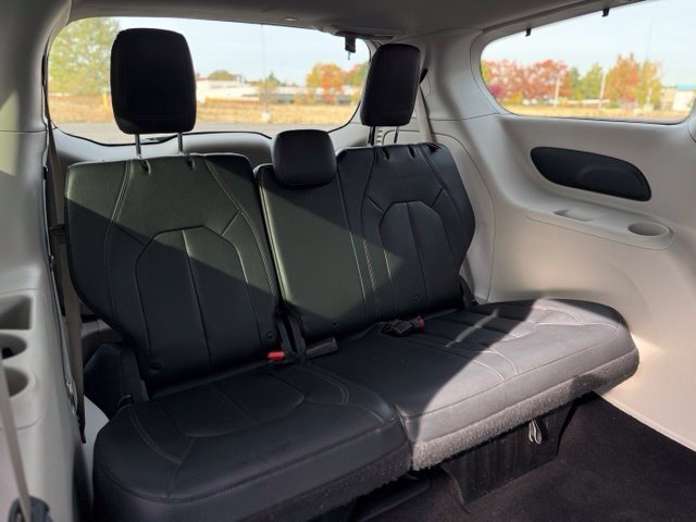 Used 2019 Chrysler Pacifica Touring-L FWD image 38