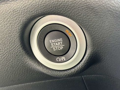 Used 2025 Chrysler Pacifica Select FWD image 31