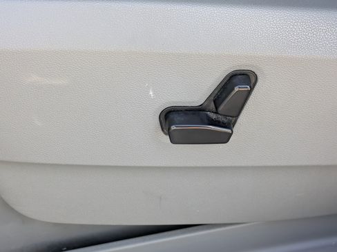 Used 2010 Volkswagen Routan SEL image 19