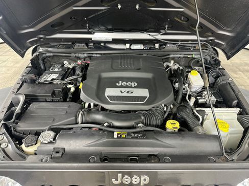 Used 2018 Jeep Wrangler Unlimited Sport w/ Connectivity Group AWD/4WD image 28