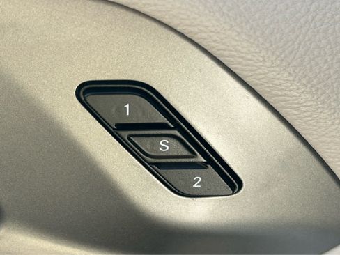 Used 2023 Chrysler Pacifica Touring-L FWD image 25