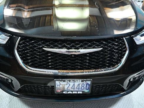 Used 2023 Chrysler Pacifica Touring-L image 16