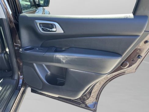 Used 2019 Nissan Pathfinder SL image 17