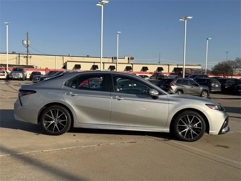 Used 2024 Toyota Camry SE image 3