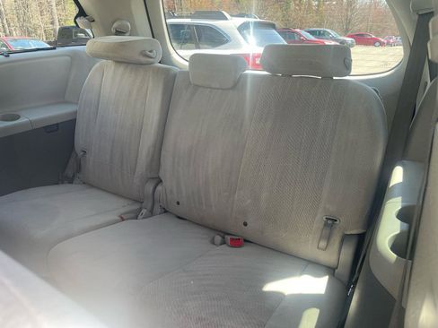 Used 2014 Toyota Sienna LE image 9