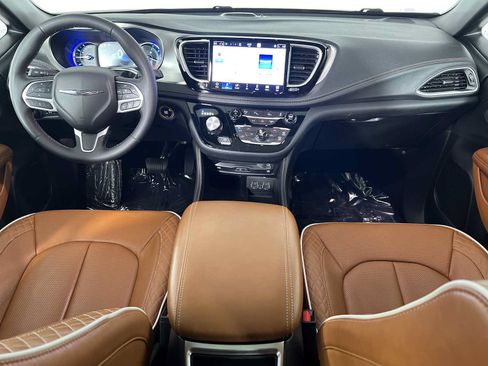 Used 2025 Chrysler Pacifica Pinnacle FWD image 27