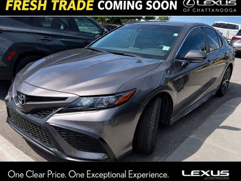 Used 2022 Toyota Camry SE FWD image 1