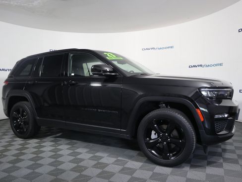 Used 2023 Jeep Grand Cherokee Limited w/ Black Appearance Package AWD/4WD image 4