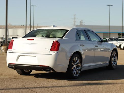 Used 2018 Chrysler 300 Touring w/ Chrome Appearance Package RWD image 7