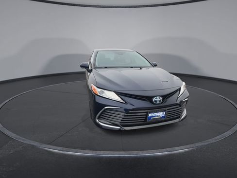 Used 2022 Toyota Camry XLE image 3