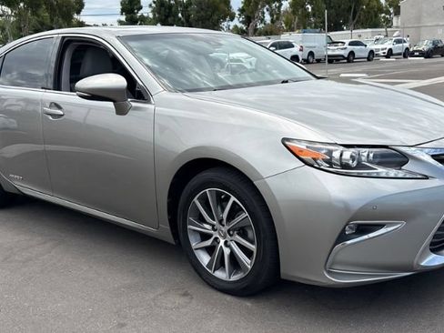Used 2018 Lexus ES 300h w/ Luxury Package FWD image 3
