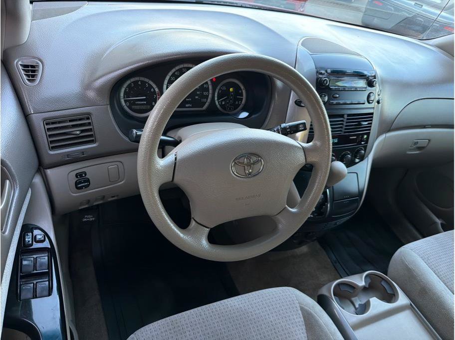 Used 2009 Toyota Sienna CE FWD image 2