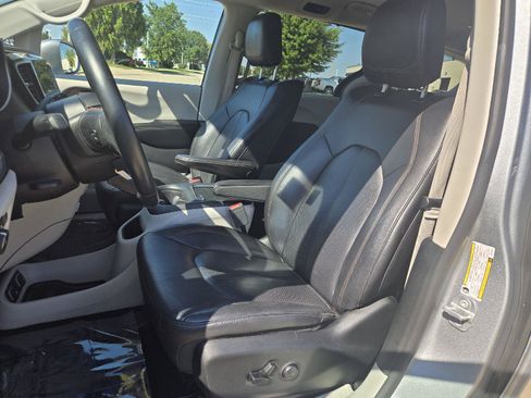 Used 2019 Chrysler Pacifica Touring-L Plus w/ Tire & Wheel Group FWD image 13
