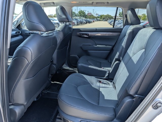 Used 2025 Toyota Highlander Platinum AWD/4WD image 27