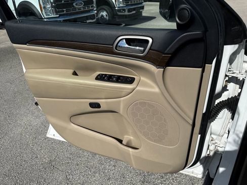 Used 2016 Jeep Grand Cherokee Limited RWD image 12
