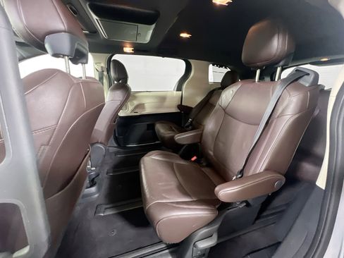 Used 2021 Toyota Sienna Platinum AWD/4WD image 25