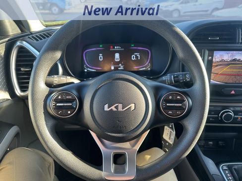Used 2025 Kia Soul LX w/ LX Technology Package image 13